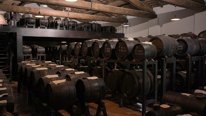 Lagerraum mit vielen Holzfässern