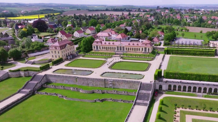 Blick von oben auf den Barockgarten Großsedlitz und Schlossgebäude