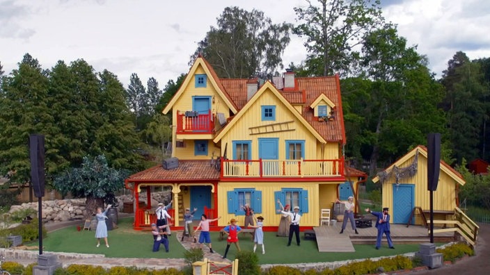 Aufführung vor der Kulisse der "Villa Kunterbunt" in Vimmerby
