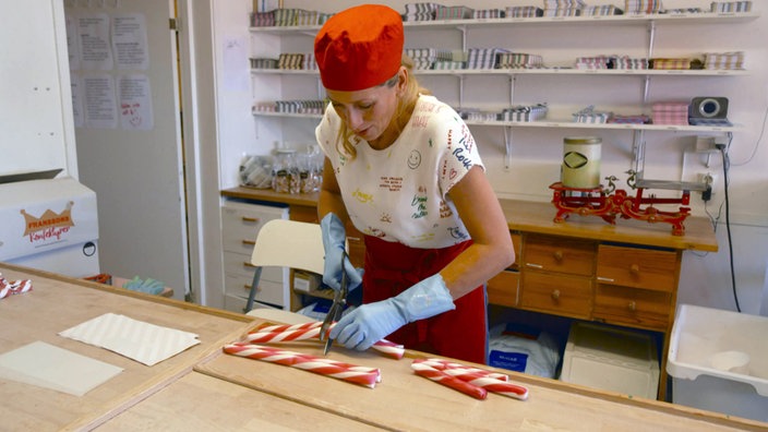 Tamina Kallert schneidet Zuckerstangen in Stücke