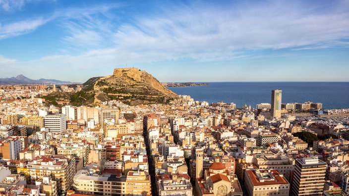 Blick auf die Stadt Alicante und die Burg Castillo Santa Barbara