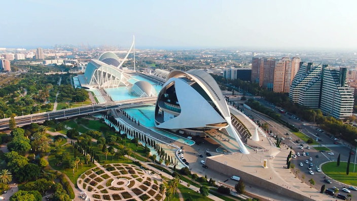 Stadtansicht Valencia, im Vordergrund die Ciudad de las Artes y las Ciencias 