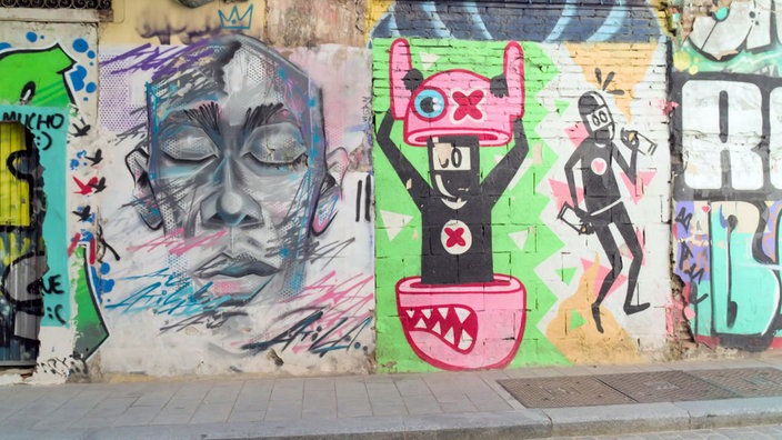 Graffiti auf einer Wand in einer Straße