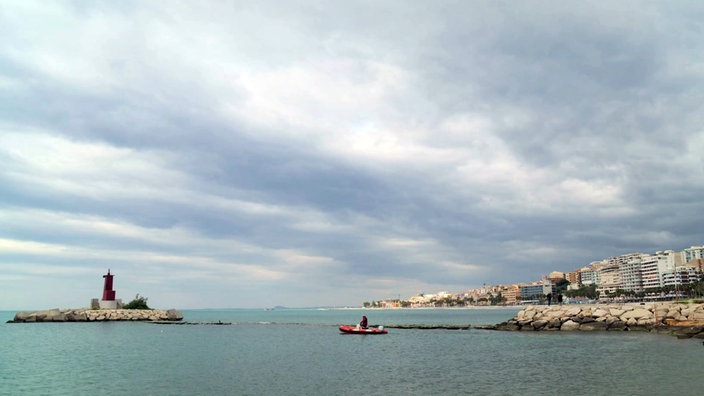 Blick über das Meer auf die Küste mit dem Ort Villajoyosa