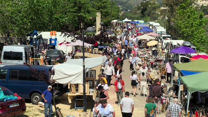 Viel Publikum auf einem Marktgelände mit vielen Ständen.