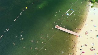 Blick von oben auf Sandstrand am Unterbacher See
