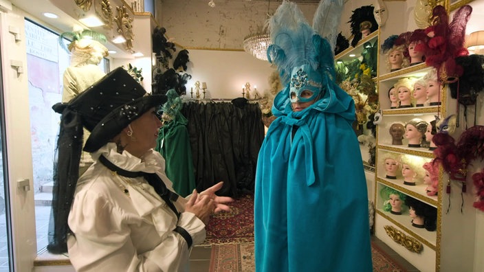Giulia Russolo mit Tamina Kallert (r) in einem blauen Kostüm im Atelier