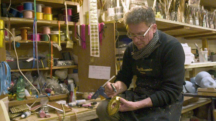 Gualtiero stellt in der Werkstatt eine Karnevalsmaske her.