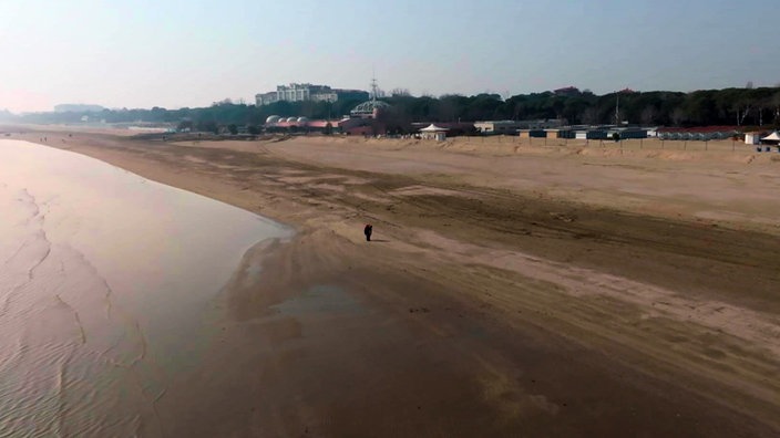 Der Lido - Blick von oben auf kilometerlangen Sandstrand
