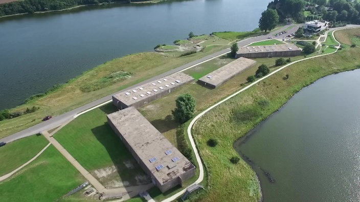 Luftaufnahme vom Museum, bestehend aus vier massiven Betonbauten