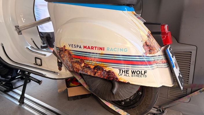 Nahaufnahme einer weißen Vespa mit Martini Aufdruck