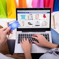 PC mit Seite von Onlineshop