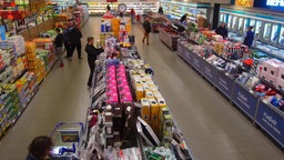 Das Bild zeigt einen Discounter von innen.