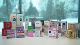 Das Bild zeigt verschiedene Kosmetik-Produkte in zwei Größen von beliebigen Marken. 