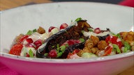Geröstete Aubergine mit Halloumi und Buttermilch-Dip