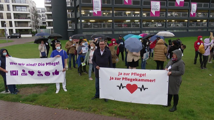 Menschen demonstrieren für die Pflegekammer.