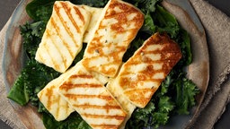 gegrillter Halloumi Käse auf Teller