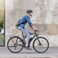 Das Bild zeigt einen Mann auf einem E-Bike.