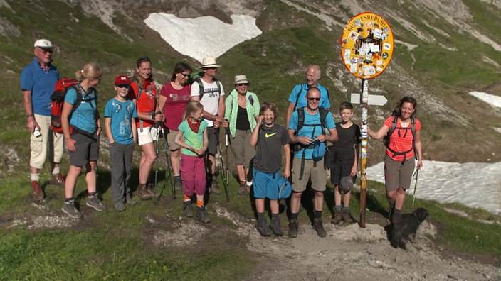 Das Bild zeigt die Wandergruppe auf der zweiten Etappe.