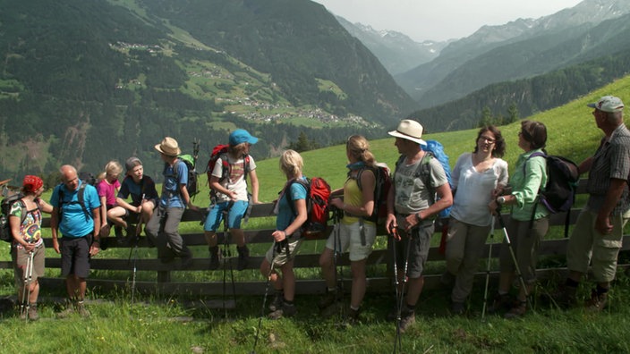 Das Bild zeigt die Wandergruppe ins Tal guckend.