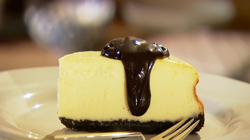 Cheesecake auf einem Teller angerichtet