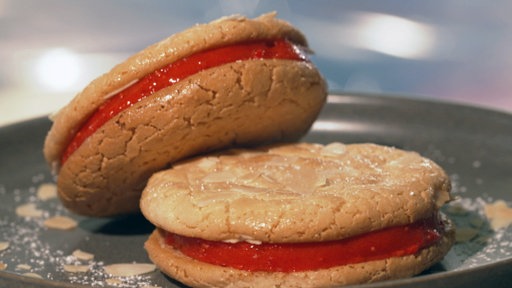 Eis-Sandwich mit Himbeereis. 