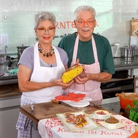 Martina und Moritz bereiten in ihrer Küche herbstliche Gerichte zu