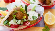 Wuerzige Falafel in Fladenbrot mit frischem Gemüse; Bild kann vom Rezept abweichen