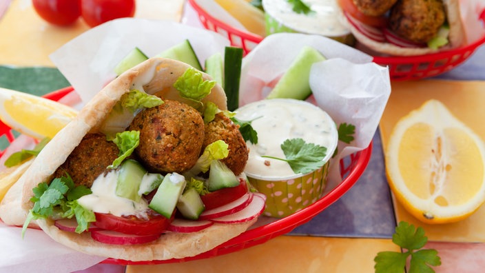 Wuerzige Falafel in Fladenbrot mit frischem Gemüse; Bild kann vom Rezept abweichen