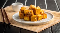 Gebratener Tofu – lässt sich auch im Airfryer zubereiten; Bild kann vom Rezept abweichen