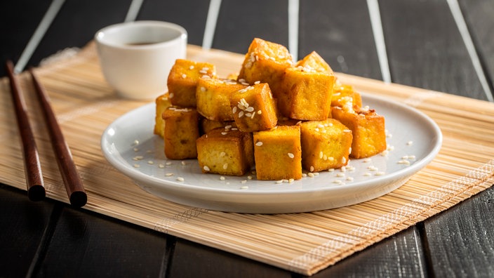 Gebratener Tofu – lässt sich auch im Airfryer zubereiten; Bild kann vom Rezept abweichen