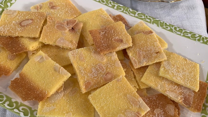 Blitzkuchen in Stücke geschnitten und auf einer Platte angerichtet