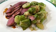Kalbsherz auf Rosenkohlsalat auf einem Teller angerichtet