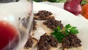 Hühnerleberhäckerle auf Brotscheiben angerichtet zu einem Glas Rotwein