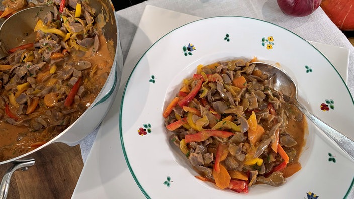 Hühnermagenragout in einem tiefen Teller angerichtet