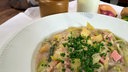 Lauch-Kartoffelsuppe mit Buttermilch in einem Teller angerichtet und mit Schnittlauchröllchen garniert
