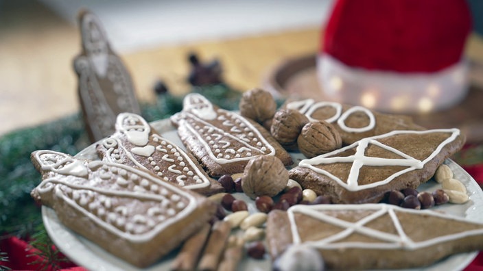 Die als Nikoläuse oder Häuser verzierte Lebkuchen sind auf einem teller angerichtet
