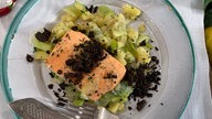 Fisch auf Lauchkartoffeln mit Pumpernickel-Knusper