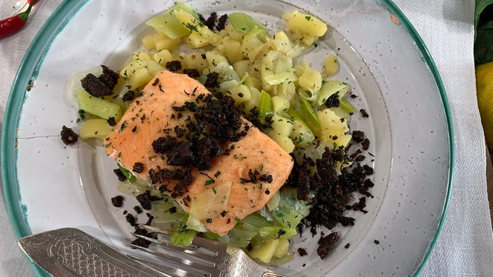 Fisch auf Lauchkartoffeln mit Pumpernickel-Knusper