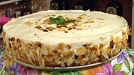 Helle Torte, mit Mandelsplittern verziert