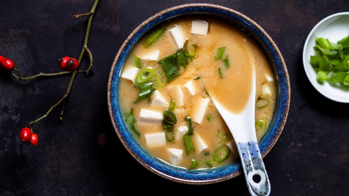 Symbolfoto: Miso-Suppe mit Tofu und Schnittlauch in einer Schüssel serviert.