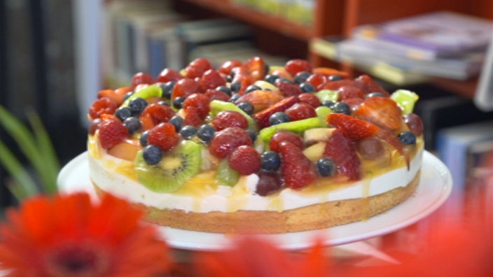 Eine Obsttarte auf einem Teller. 