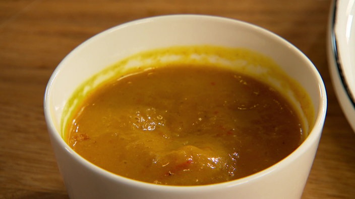 Das Bild zeigt einen Becher mit Pfirsich-Curry-Dip.