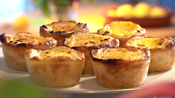 Portugiesische Natas angerichtet auf einem Teller