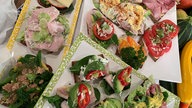 Smørrebrøt auf verschiedene Art auf Platten angerichtet