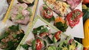 Smørrebrøt auf verschiedene Art auf Platten angerichtet