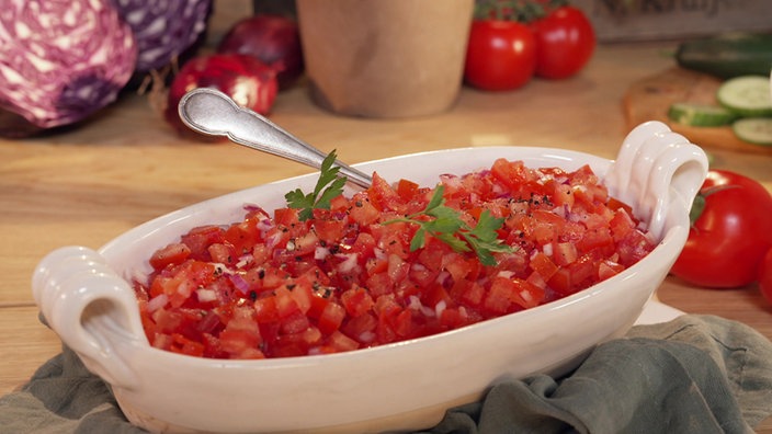 Das Bild zeigt eine Schüssel mit dem angerichteten Tomatensalsa.