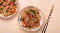 Udon-Nudeln mit gebratenem Tofu; Bild kann vom Rezept abweichen