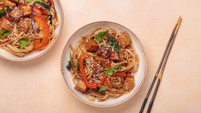 Udon-Nudeln mit gebratenem Tofu; Bild kann vom Rezept abweichen