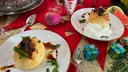 Dessert Bratapfel auf zwei Tellern angerichtet